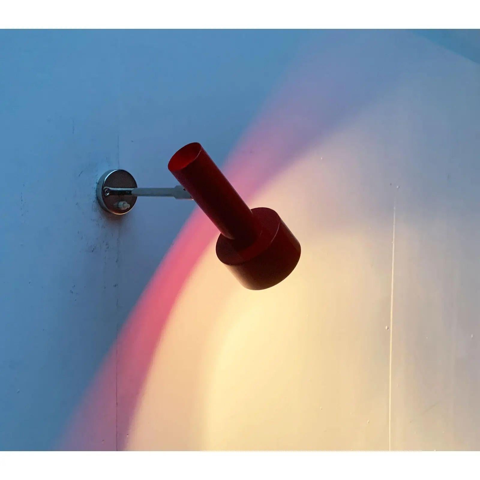 Applique minimalista del Mid Century di BeSL in un colore speciale.

Markant è la forma minimalista del radiatore della testa del Luminaire. Cilindro semplice di dimensioni diverse. La testa del radiatore si trova all'estremità di un braccio