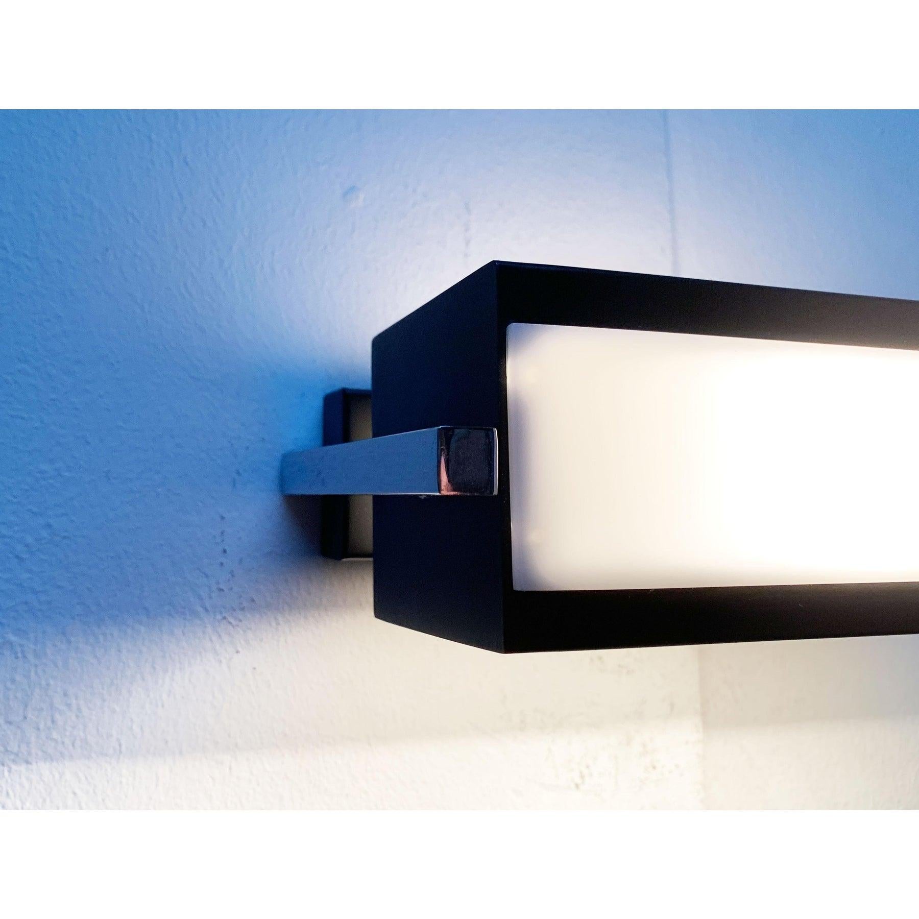 Tedesco Lampada da parete minimalista tedesca di metà secolo di Cosack in vendita