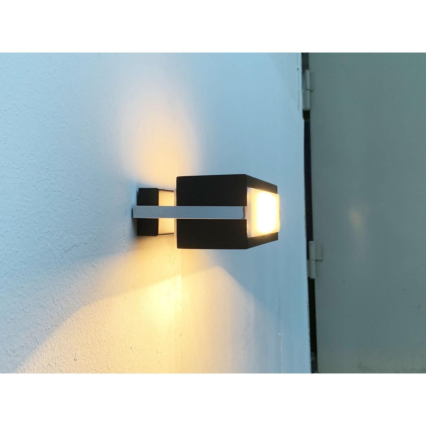 XX secolo Lampada da parete minimalista tedesca di metà secolo di Cosack in vendita