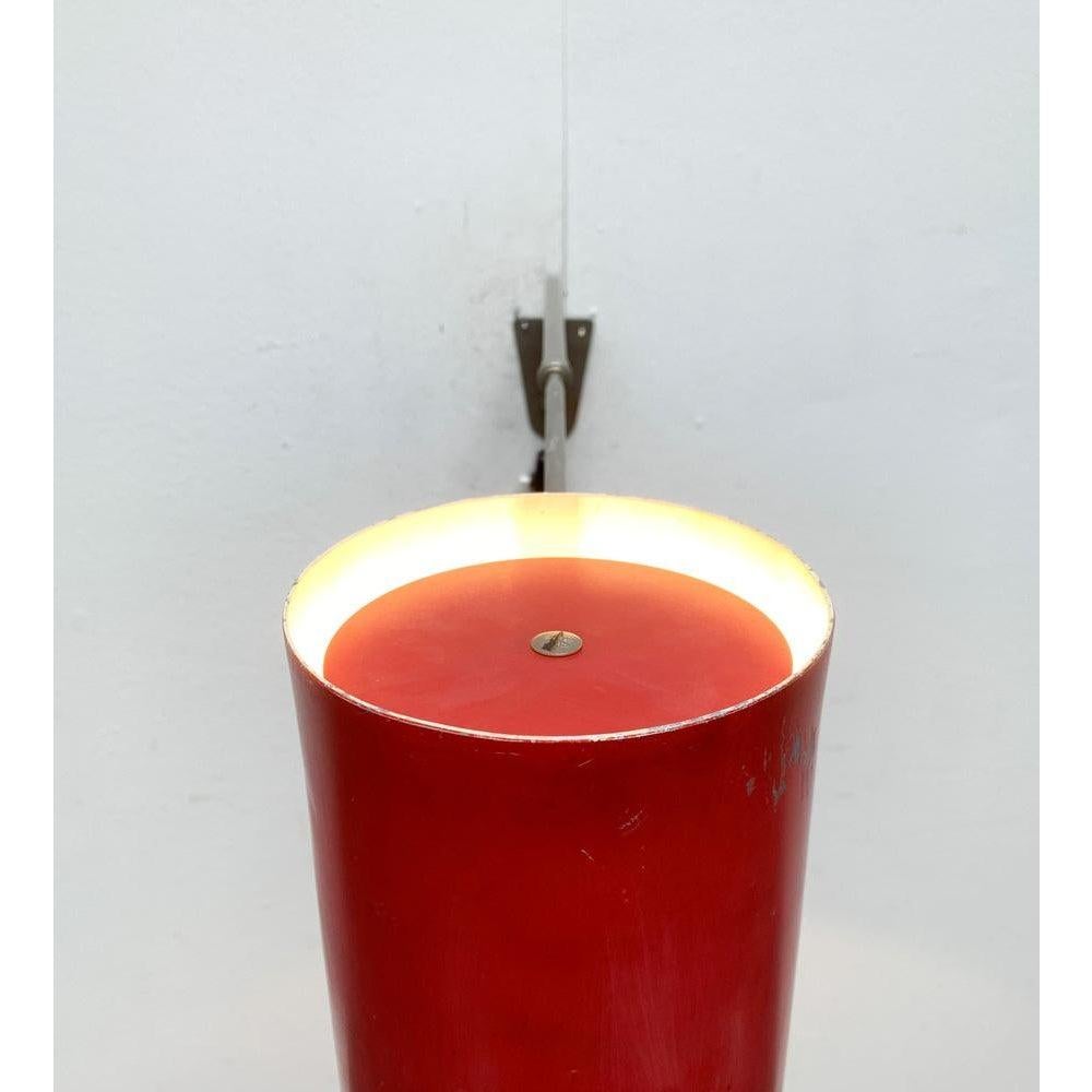 Lampada da parete di hala.

Un design minimalista che difficilmente supera la funzionalità. La testa del Luminaire forma un semplice cilindro. Lo schermo funziona in modo marcio. Il retro è chiuso da un disco. Tramite un giunto sferico, la griglia è