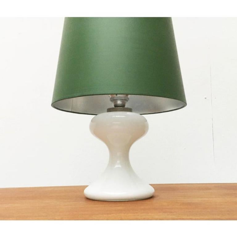 Un des premiers modèles du célèbre designer de lampes Ingo Maurer datant de la fin des années 60. Ici dans une couleur spéciale et en très bon état.

Un design élégant et classique. La base est en verre blanc. L'abat-jour, de forme simple et