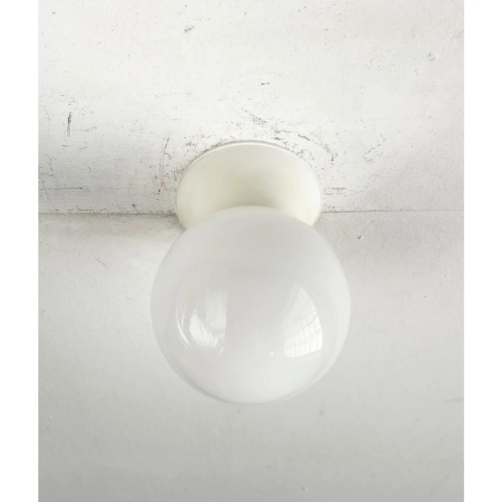 Lampada da soffitto minimalista tedesca Model 104 di Erco, anni '60, in ottime condizioni. Progettato tra il 1960 e il 1969 Questo pezzo ha un marchio di attribuzione, è completamente autentico per qualsiasi problema di autenticità derivante da