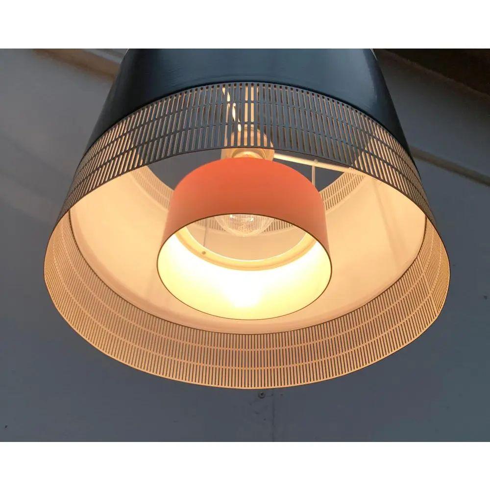 Rarissime lampade a sospensione del rinomato staff di produttori.

Un design minimalista. Il corpo della lampada forma un cilindro in filigrana aperto su entrambi i lati. L'ombrello è stato progettato in una tonalità di grigio scuro (grafite). Il