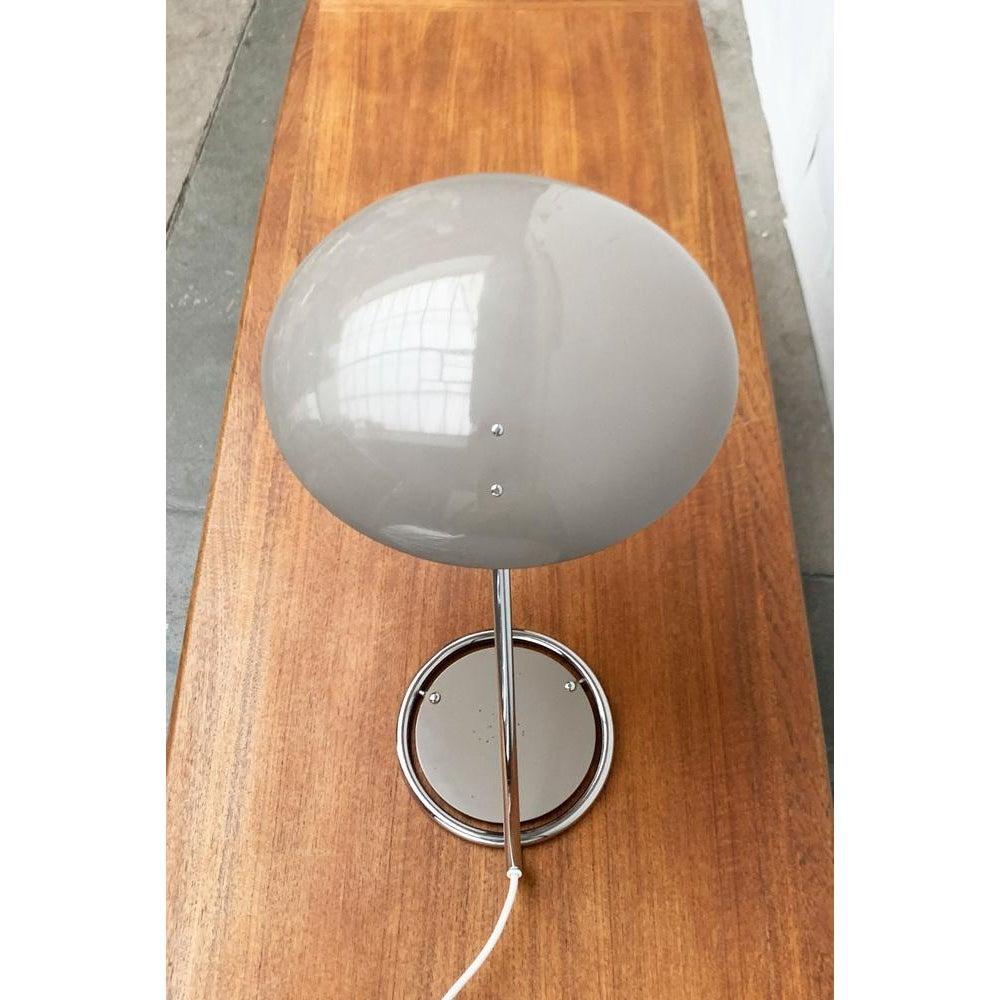 Rarísima lámpara de sobremesa 6761 de Kaiser glow.

La peculiaridad de esta lámpara de mesa es la ejecución minimalista del pie, que hace que estos emperadores parezcan especialmente afiligranados y ligeros. El armazón se disuelve en un anillo en la