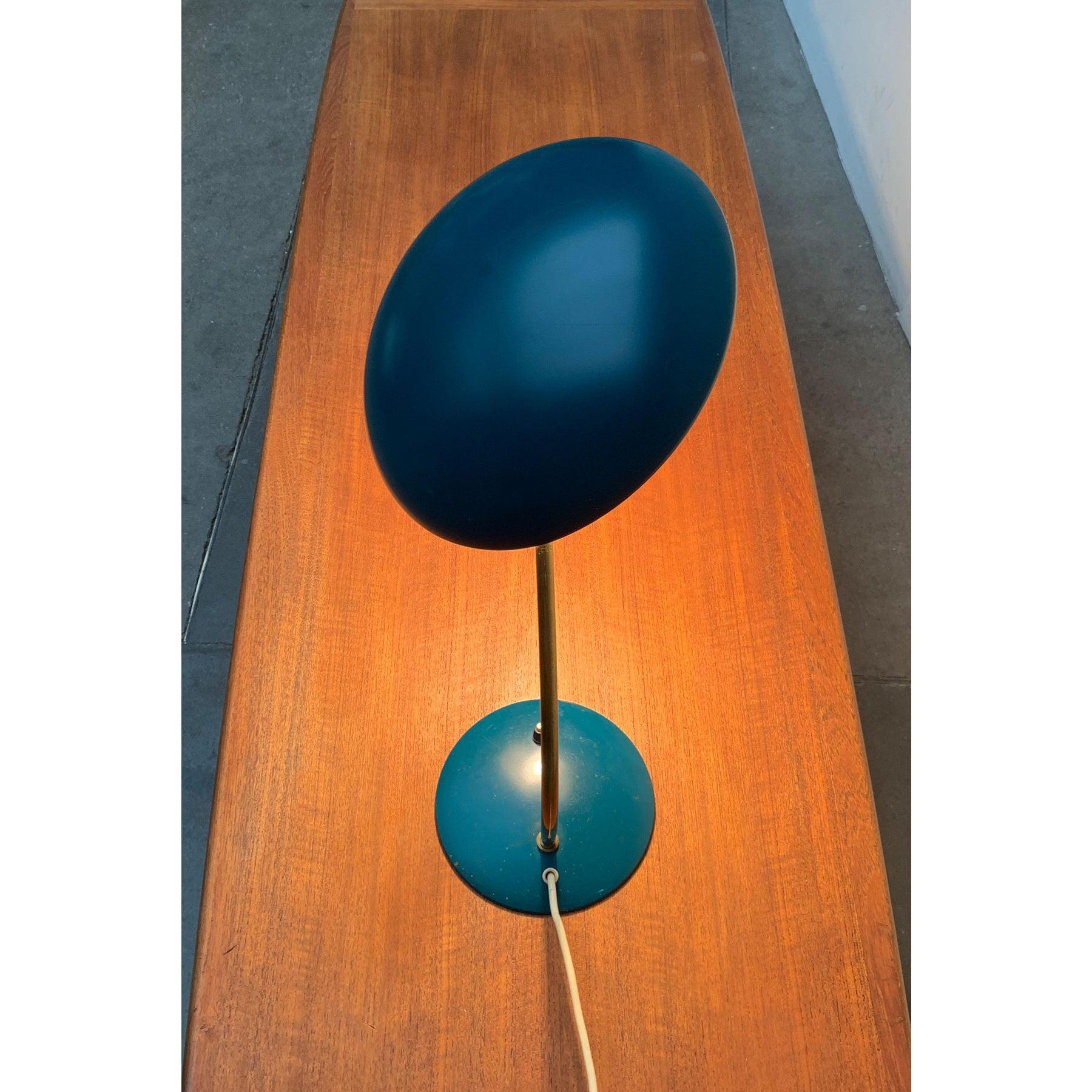 L'un des grands feux de BIGLI s'allume dans une couleur très spéciale.

Le design est intemporel. Ce luminaire simple s'intègre également parfaitement sur un bureau courant. L'écran peut être tourné et incliné sur la rotule typique à un certain