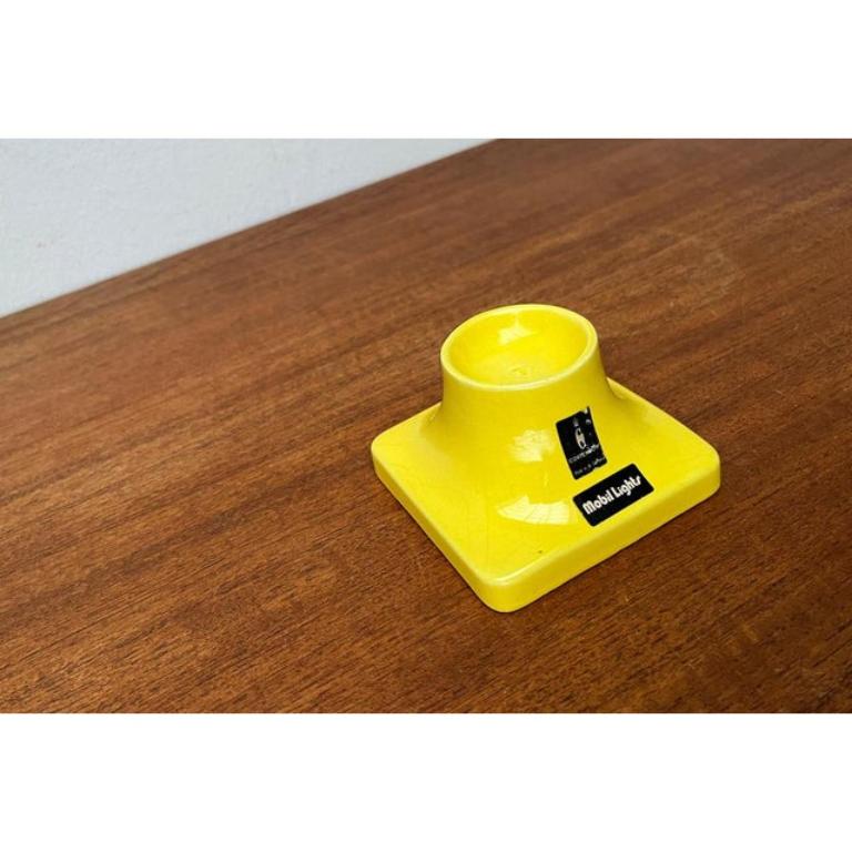 Portavelas de cerámica modelo Mobil Lights de Cortendorf, mediados del siglo XX, Alemania, años 60, en muy buen estado. Diseñado de 1960 a 1969 Esta pieza tiene una marca de atribución.

Más información:
Materiales: Cerámica
Color: amarillo
Estilos: