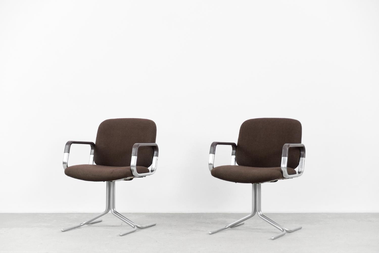 Cet ensemble de deux chaises modernes a été fabriqué à Mauser, en Allemagne, dans les années 1970. Le cadre a été fabriqué à partir de solides tubulaires en aluminium anodisé et il est caractéristique du design des Mausers. La sellerie est d'origine