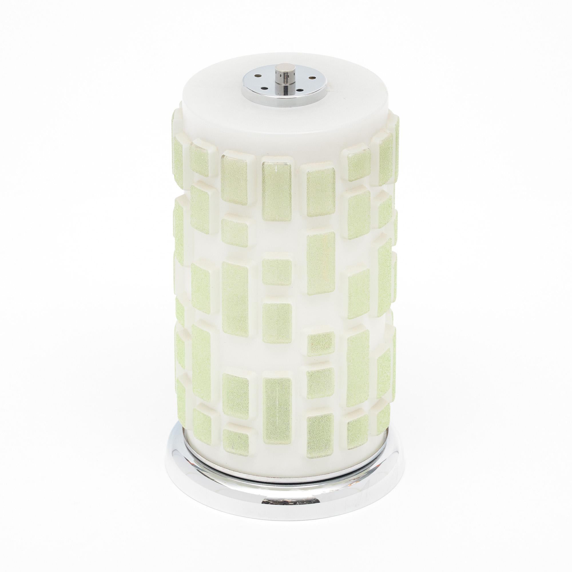 Lampe de table du milieu du siècle allemand au design moderne La lampe présente une structure intérieure, une base et un embout supérieur chromés. L'abat-jour en verre est blanc opaque et présente en haut relief des formes modulaires en verre vert