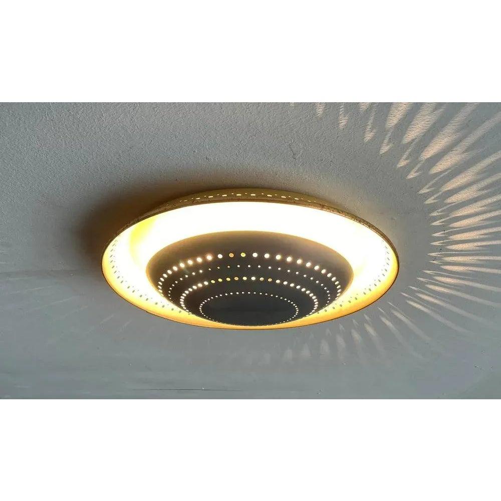 Rare lampe suspendue du milieu du siècle avec une perforation frappante du célèbre Hillebrand d'après un projet d'ernest igl des années 1960.

La lampe se compose de trois éléments. Le blendring en constitue l'élément central. Au-dessus se trouve un