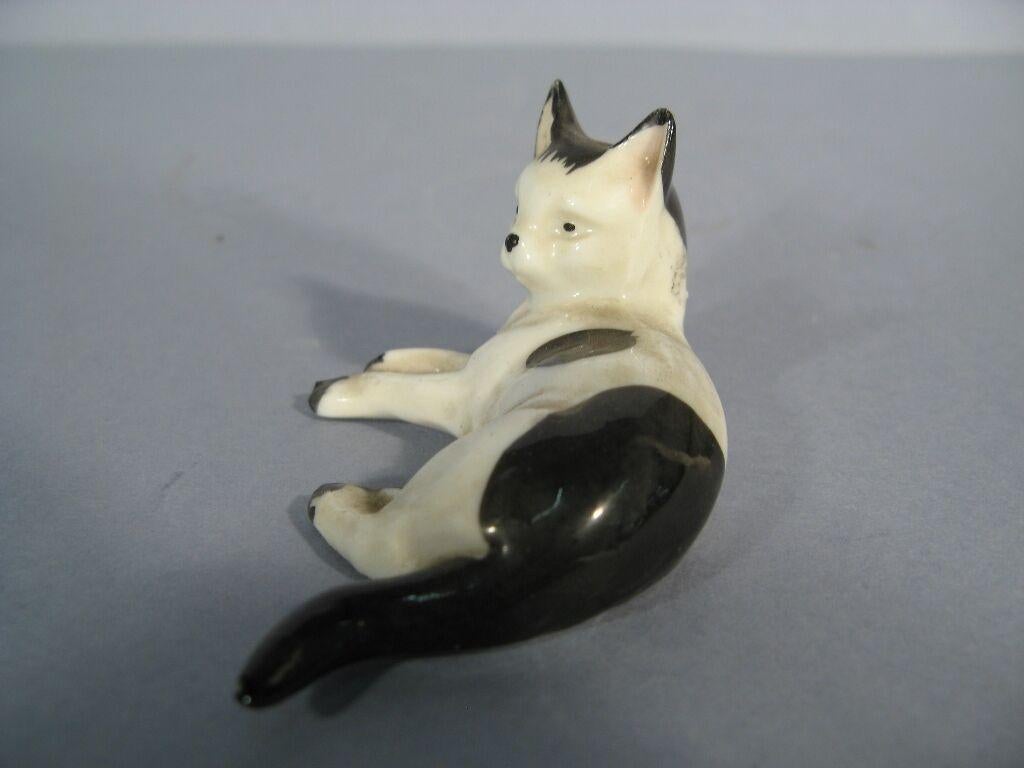 Mid-Century German Porcelain Resting Cat Figurine -1Y35 In Good Condition In Bordeaux, FR