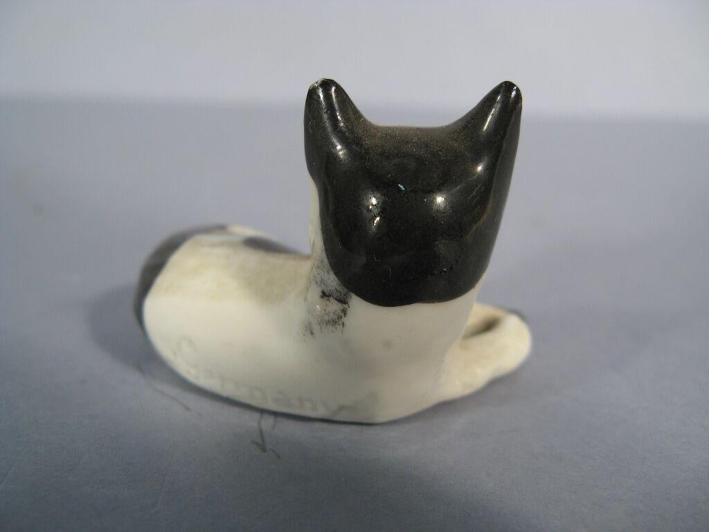 Mid-Century German Porcelain Resting Cat Figurine -1Y35 1