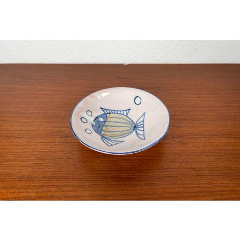 Assiette à poterie allemande du milieu du siècle avec poisson par Wilhelm Diebener pour Gothaer, années 1960 Bon état - En vente à Hamburg, DE
