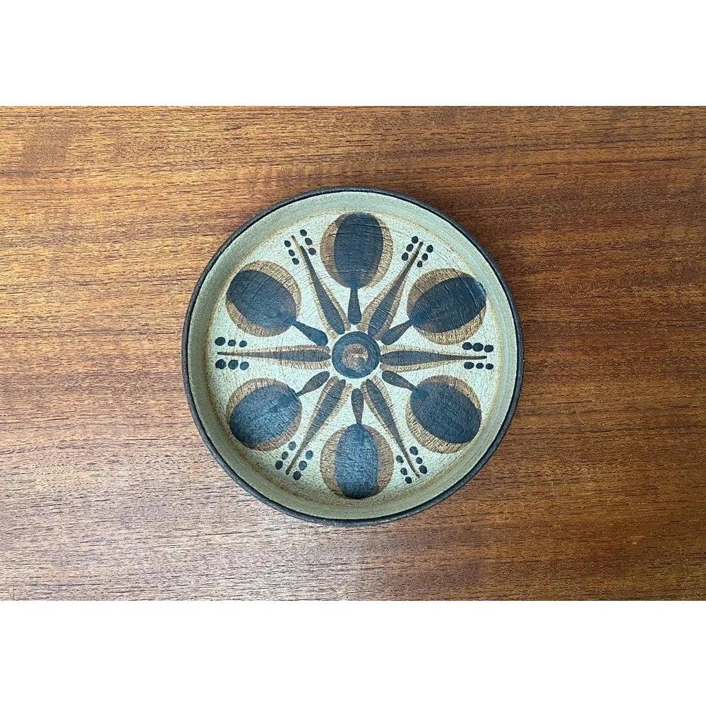 Mid-Century German Pottery Bowl from Sgrafo, 1960s, in Very Good conditions. Designed 1960 to 1969 This piece has an attribution mark.

Additional information:
Materials: Ceramic
Color: Beige
Styles: Mid-Century Modern
Country of Origin: