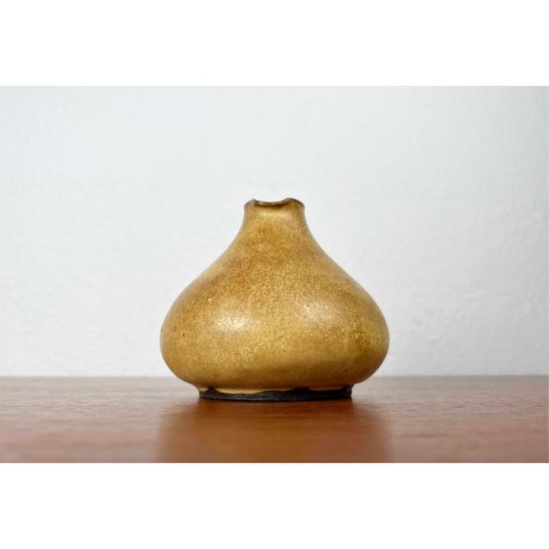 Vaso a caraffa in ceramica tedesca di metà secolo di Janne Reckert Cordua per Sylt, anni '60 in vendita 7