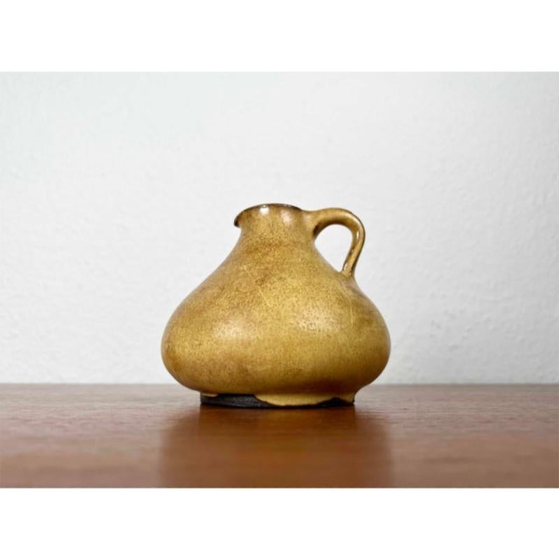 Vaso a caraffa in ceramica tedesca di metà secolo di Janne Reckert Cordua per Sylt, anni '60 in vendita 10