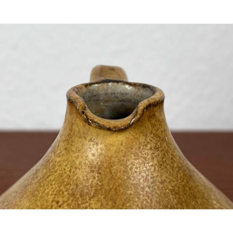 Vaso a caraffa in Studio Pottery di Janne Reckert Cordua per Sylt Keramik, 1960, in ottime condizioni. Progettato tra il 1960 e il 1969 Questo pezzo ha un marchio di attribuzione,
Sono disponibili prove ufficiali di autenticità come cataloghi