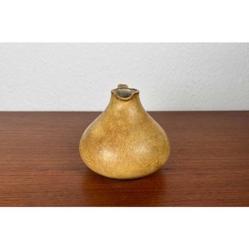 Tedesco Vaso a caraffa in ceramica tedesca di metà secolo di Janne Reckert Cordua per Sylt, anni '60 in vendita
