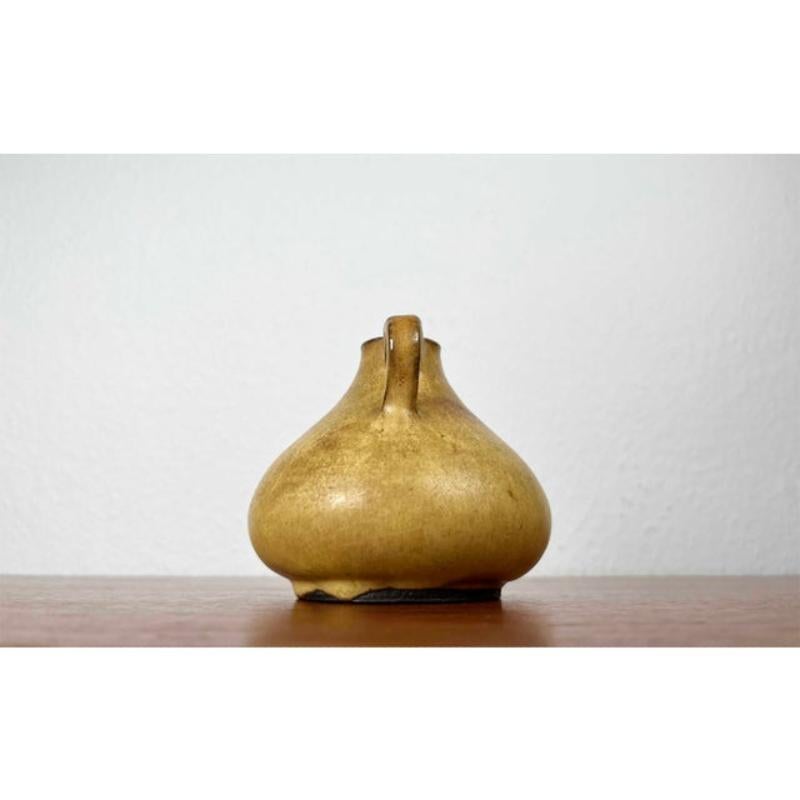 XX secolo Vaso a caraffa in ceramica tedesca di metà secolo di Janne Reckert Cordua per Sylt, anni '60 in vendita