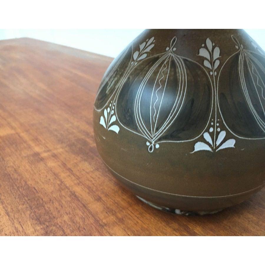 Tischleuchte aus der norddeutschen Töpferei Thoms Keramik.

Ein klassisches Lampendesign mit Keramiksockel. Der bauchige Fuß ist mit traditionellen Ornamenten von Hand verziert. Der einfache Schirm ist mit einem groben, leichten Stoff