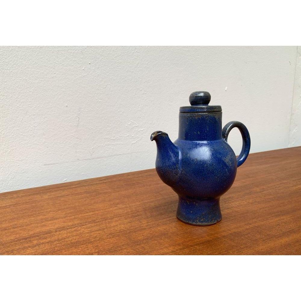 Tetera de cerámica alemana de mediados de siglo de Meike Falck Nicolaisen, años 60, en muy buen estado. Diseñado de 1960 a 1969 Esta pieza tiene una marca de atribución.

Más información:
Materiales: Cerámica
Color: Azul
Estilos: Moderno de mediados