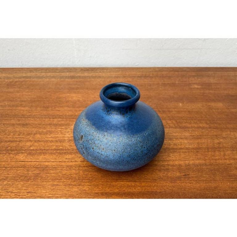 Vase en poterie allemande du milieu du siècle de Ceramano, années 1960, en très bon état. Design/One 1960-1969 Cette pièce porte une marque d'attribution. Je suis certain qu'elle est parfaitement authentique et j'assume l'entière responsabilité de