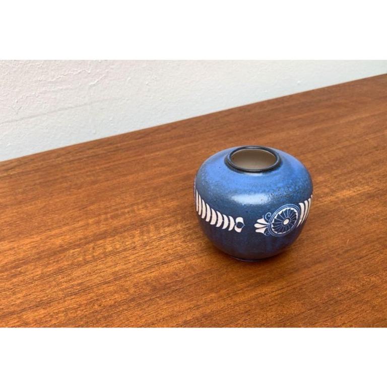 Vaso in ceramica tedesca di metà secolo di Thoms Keramik, anni '60, in ottime condizioni. Progettato tra il 1960 e il 1969 Questo pezzo ha un marchio di attribuzione.

Informazioni aggiuntive:
Materiali: Ceramica
Colore: blu
Stili: Medioevo