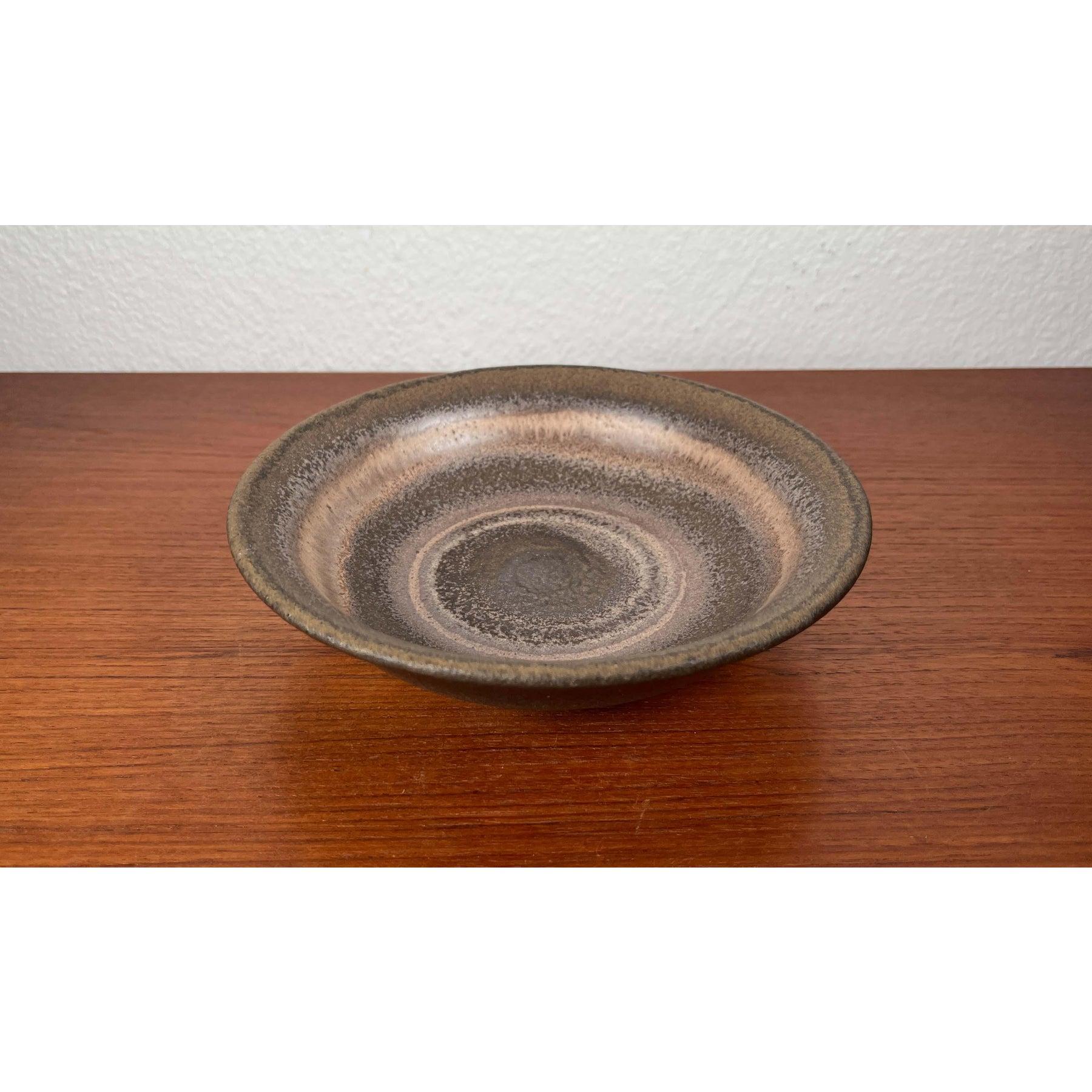 Mid-Century German Pottery Wall Bowl, 1960er Jahre, in sehr gutem Zustand. Entworfen 1960 bis 1969

Zusätzliche Informationen:
MATERIALIEN: Keramik
Farbe: Braun
Zeitraum: 1960s
Herkunftsland: Deutschland
Artikel Typ: Vintage, antik oder aus