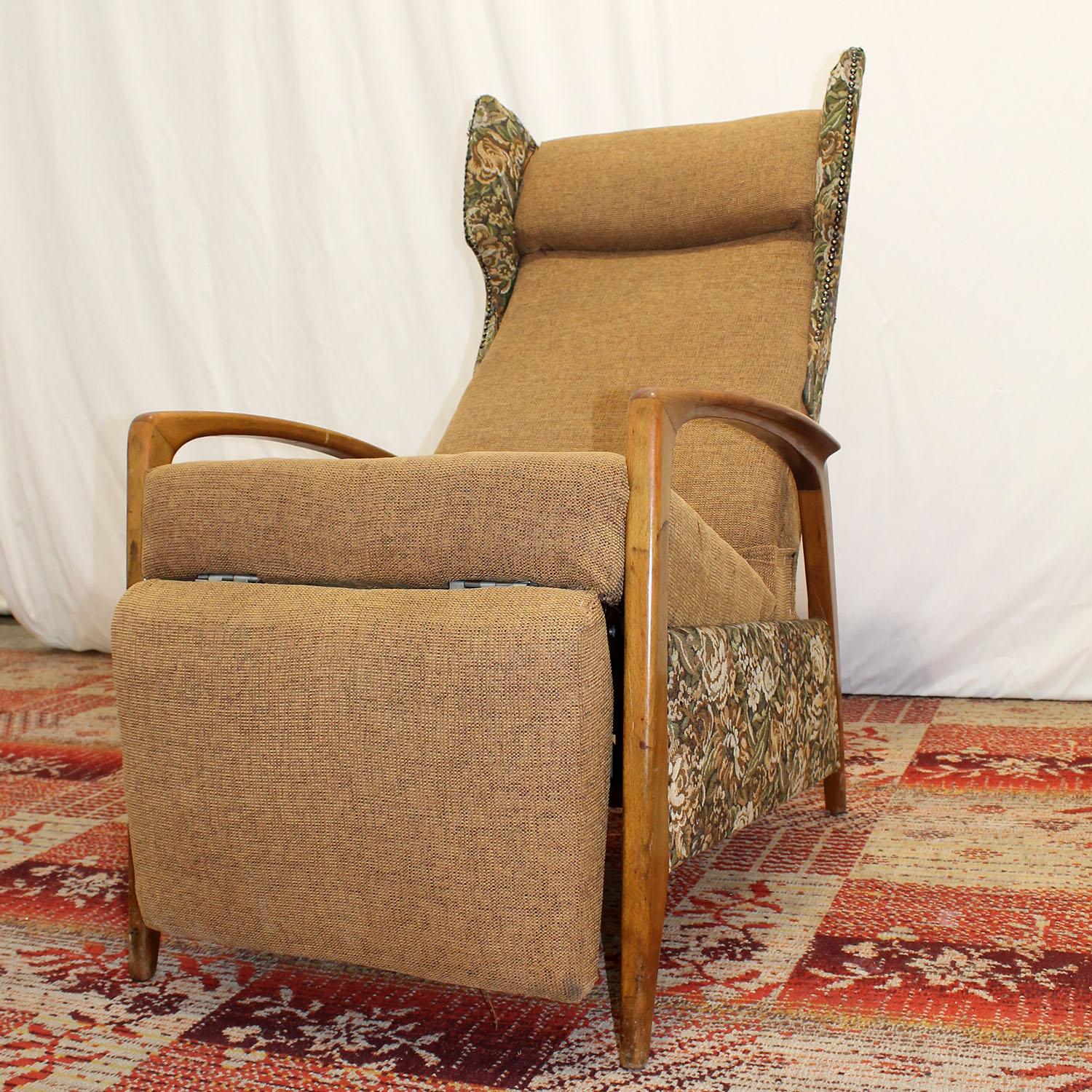 Der Sessel wurde in den 1970er Jahren in Deutschland hergestellt. Skandinavische Design-Inspiration ist hier offensichtlich.

Der Stuhl ist mit Stoff gepolstert und die Armlehnen sind aus Buchenholz gefertigt. Der Stuhl ist sehr bequem und verfügt
