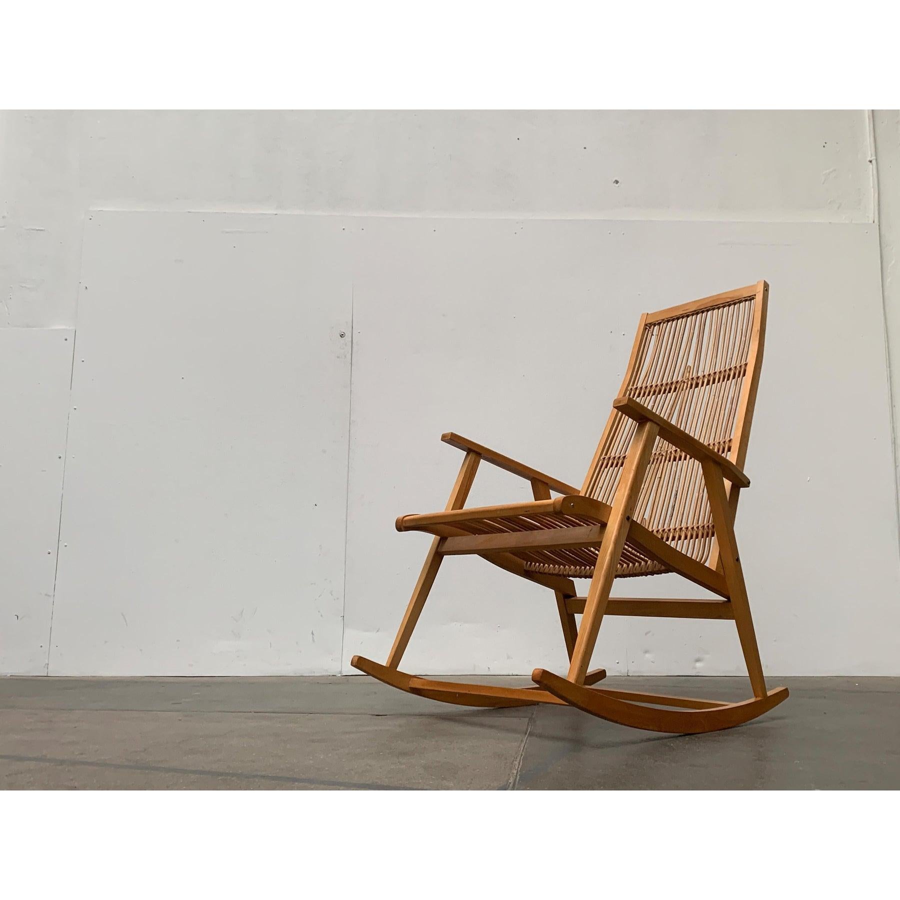 Sedia a dondolo in legno di metà secolo con seduta in canna da pedata di Deutsche Werkstätten Hellerau... Leggi tutto Sedia a dondolo in legno di metà secolo con seduta in canna da pedata di Deutsche Werkstätten Hellerau. La seduta e lo schienale