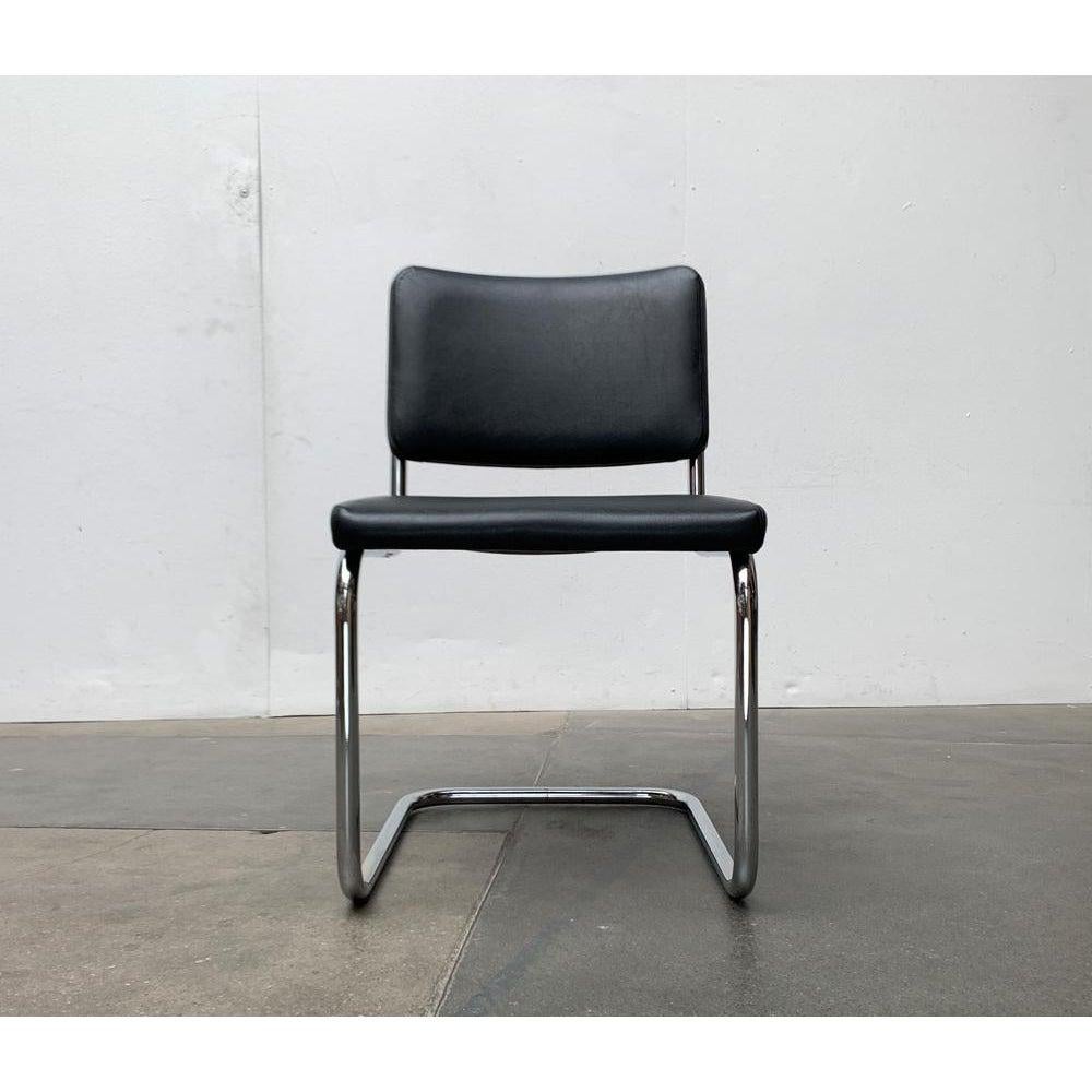 The thonet s32 is a classic under the bauhaus steel pipe furniture after a design marcel breuer and mart stam. Here in a version with black synthetic leather cover from the 1970s. Especially here the high number of the same chairs.

A simple and