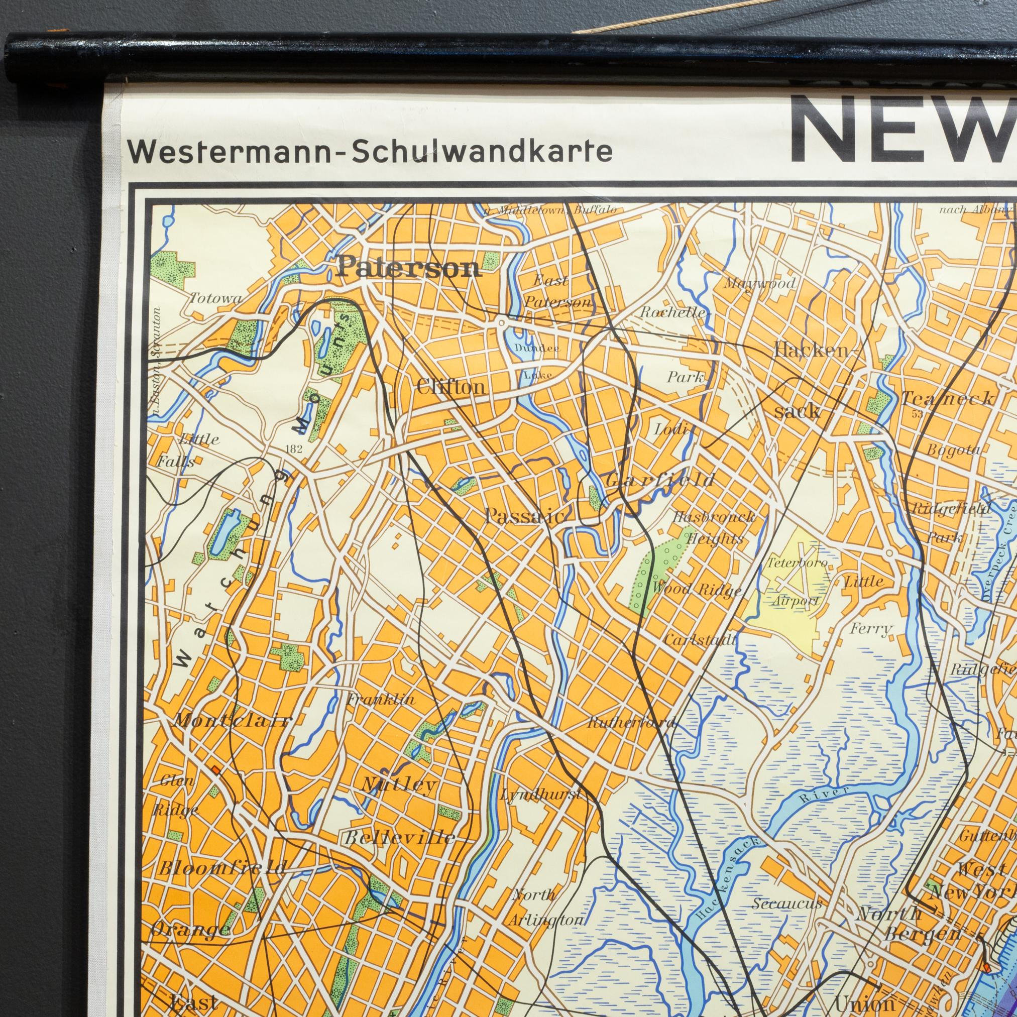 Wandkarte der deutschen Schule aus der Mitte des Jahrhunderts, New York City und Vicinity Map, ca. 1962 (Moderne der Mitte des Jahrhunderts) im Angebot