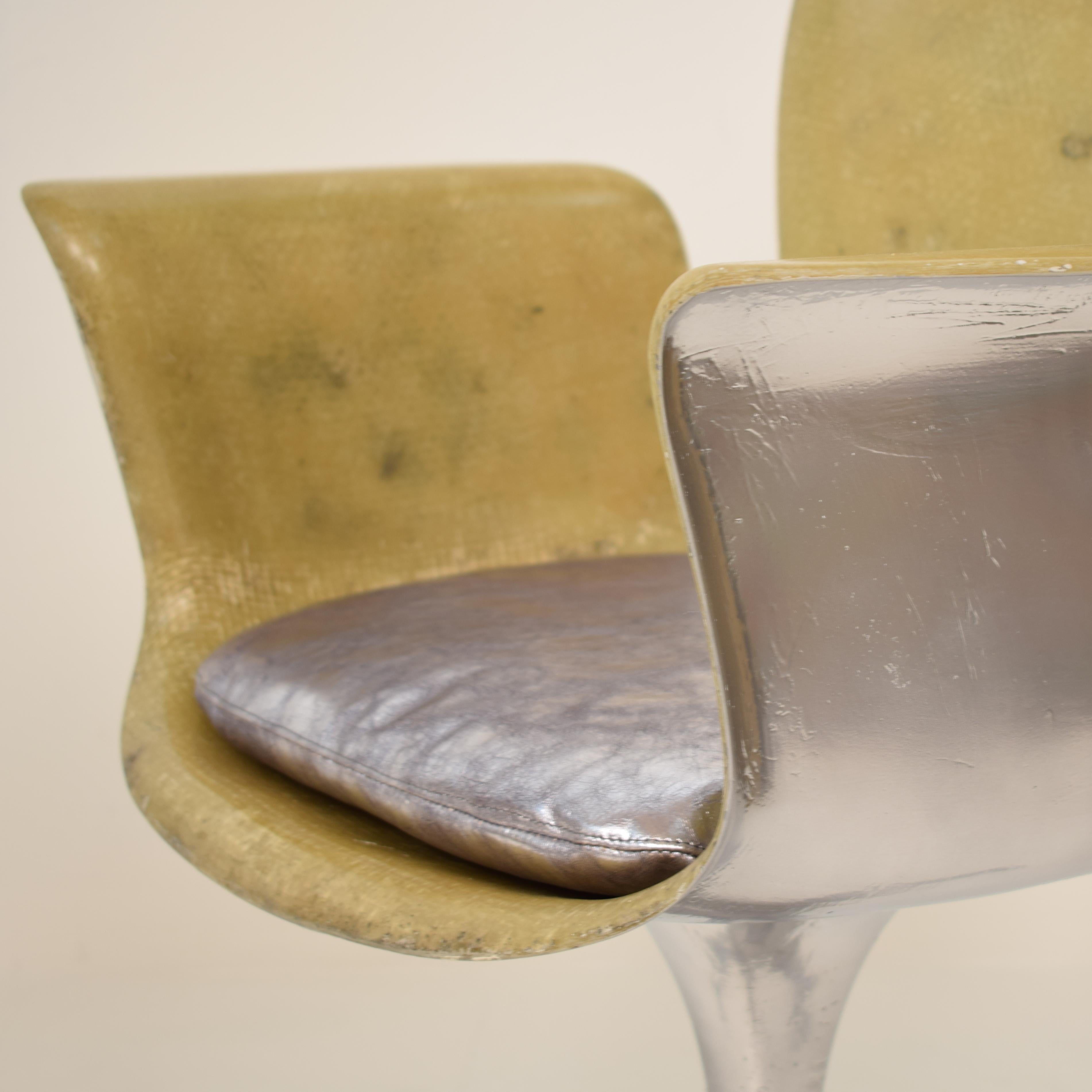 Deutscher skulpturaler Fiberglas-Sessel aus der Mitte des Jahrhunderts in Silber und Beige, 1957 (Moderne der Mitte des Jahrhunderts) im Angebot