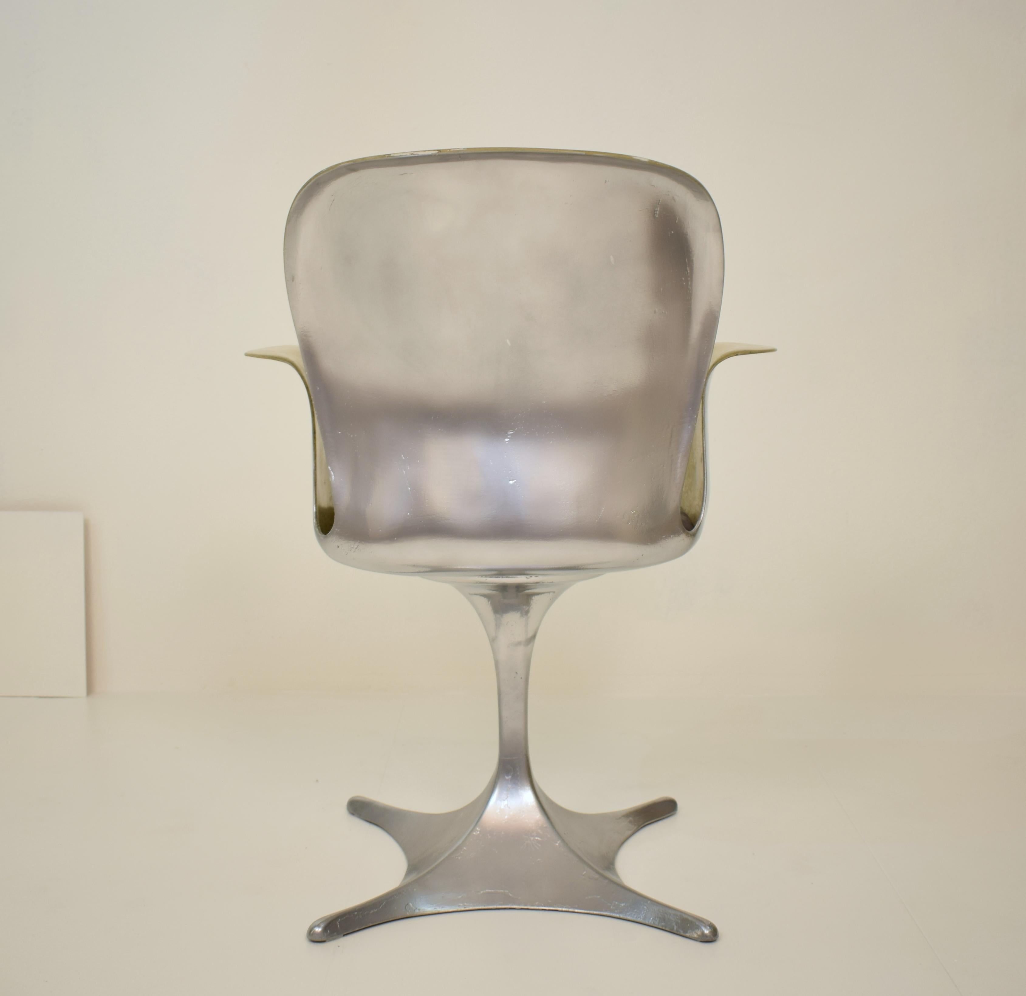 Deutscher skulpturaler Fiberglas-Sessel aus der Mitte des Jahrhunderts in Silber und Beige, 1957 im Angebot 1