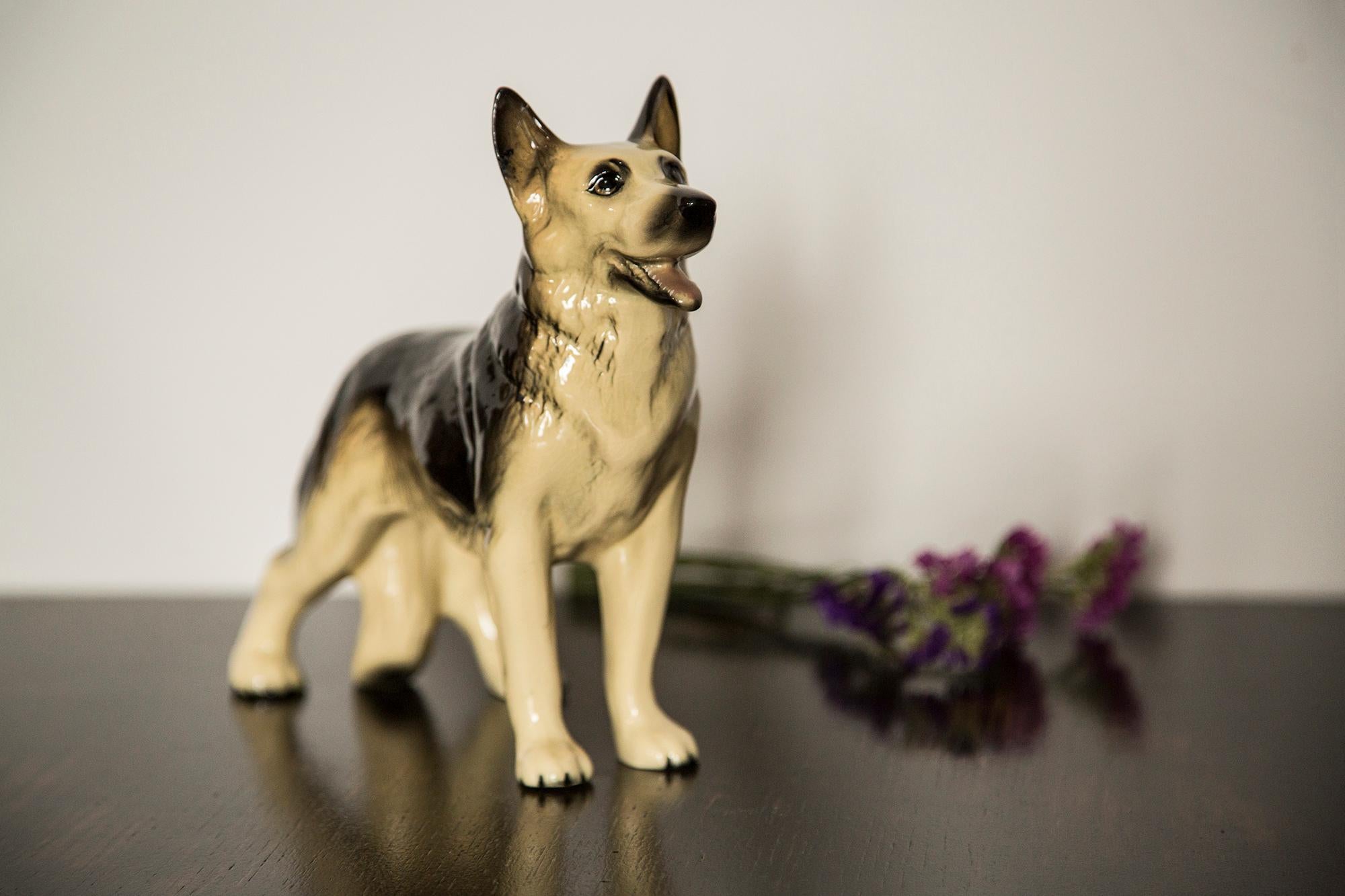 Bemalte Keramik, sehr guter originaler Vintage-Zustand. Keine Schäden oder Risse. Schöne und einzigartige dekorative Skulptur. Deutsche Schäferhund-Skulptur wurde in England hergestellt. Nur ein Hund verfügbar.