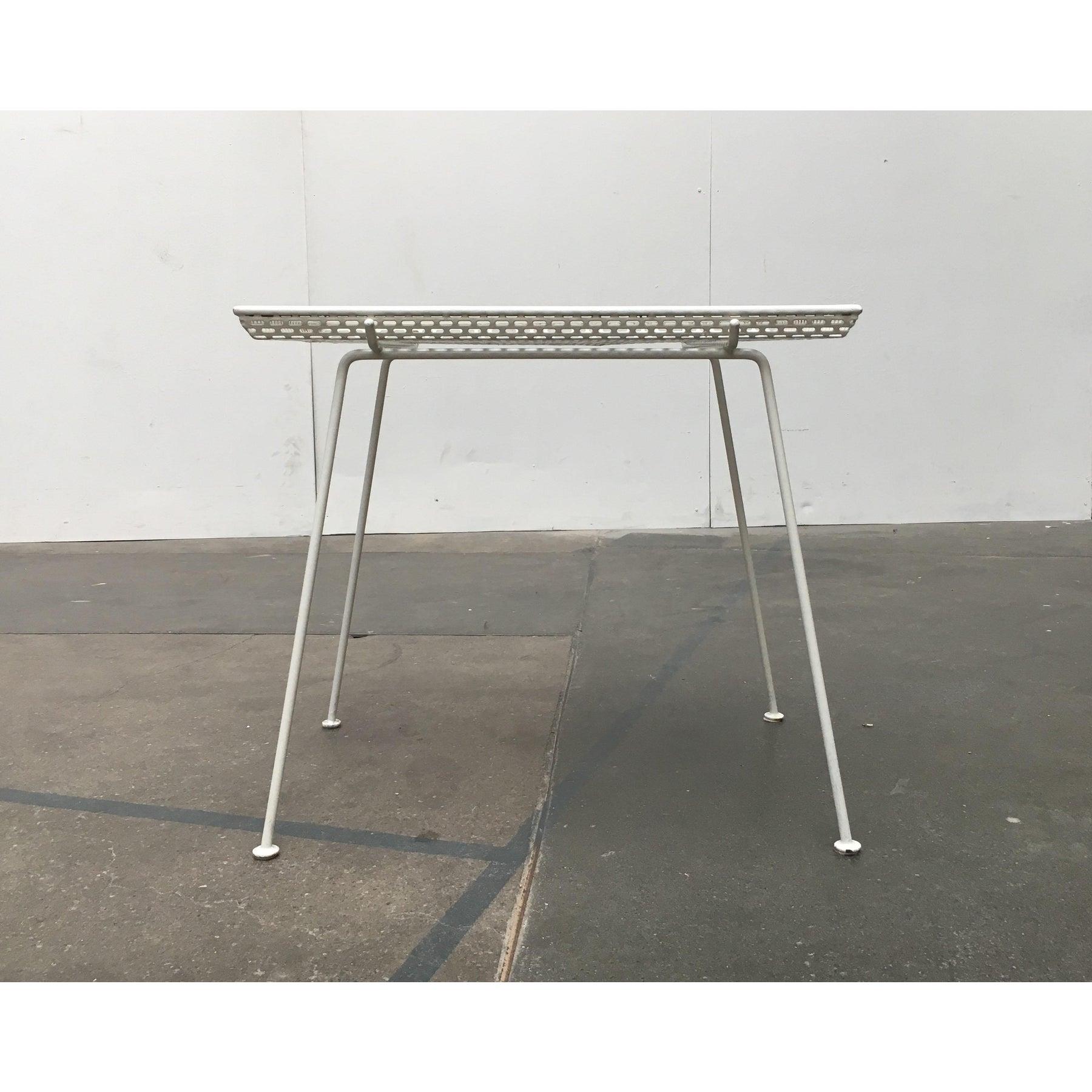 Table d'appoint Filigree Mid Century avec plateau amovible.La table se compose d'un cadre et d'un plateau inséré en tôle perforée. Le plateau est bordé sur tout le pourtour et dispose d'un bord renforcé. La tôle perforée est conçue comme un trou