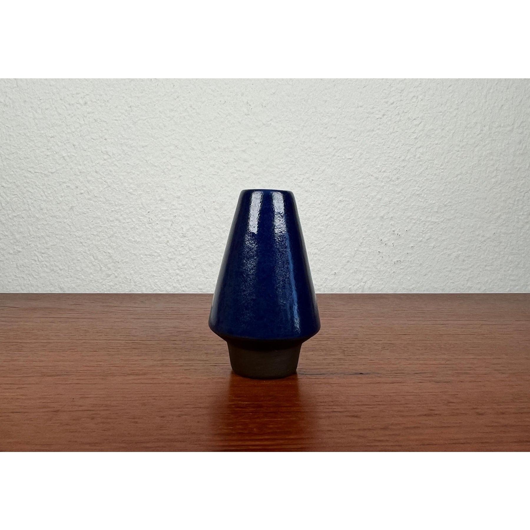 Mid-Century German Small Minimalist Studio Pottery Vase from BKW Böttger Keramik Wandsbek, Hamburg, 1960s, in Very Good conditions. Designed 1960 to 1969 This piece has an attribution mark.

Additional information:
Materials: Ceramic
Color: