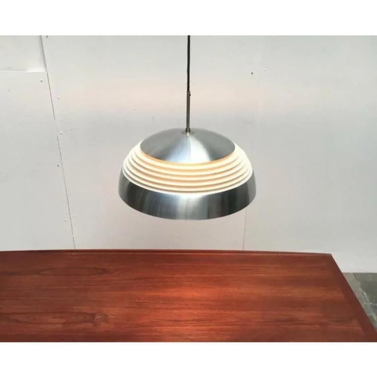 XX secolo Lampada a sospensione in alluminio e vetro di Doria, anni '60, Germania, metà del secolo scorso. in vendita