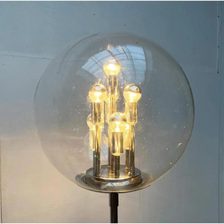 Lampadaire de l'ère spatiale allemande du milieu du siècle Big Ball Planet Chrome et verre de Doria Leuchten, années 1960

Imposant lampadaire du fabricant allemand Doria.

Un design en chrome et en verre. La grande boule en verre forme un volume