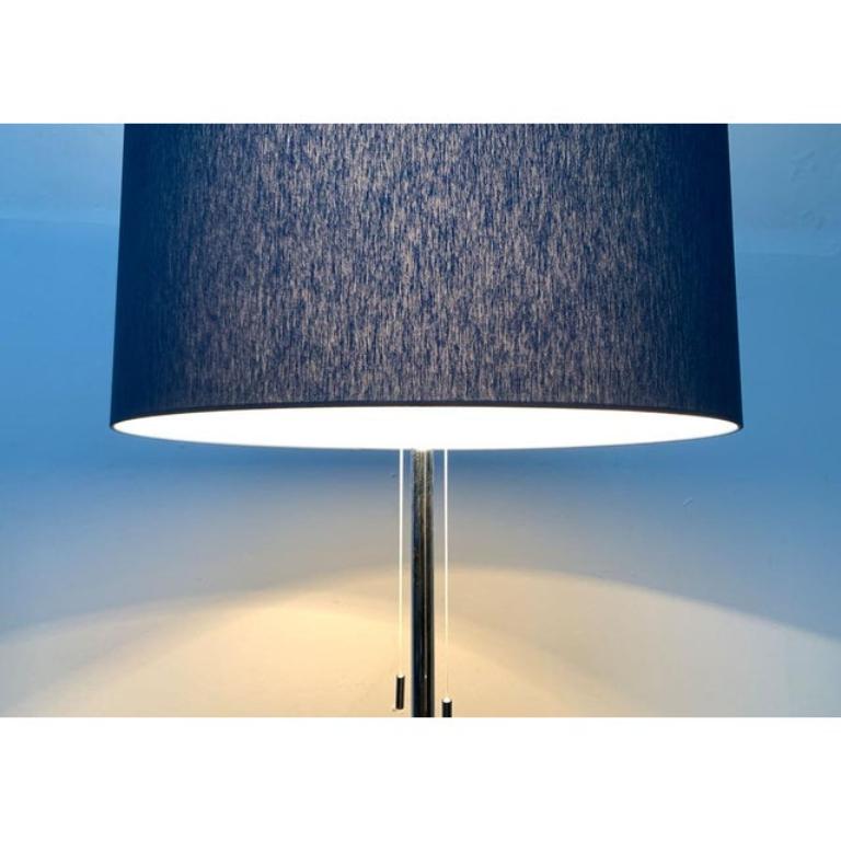 Personale di metà secolo in blu.

Un design minimalista. La forma dell'apparecchio presenta una classica forma cilindrica ed è progettata in una tonalità di blu medio. L'asta cromata termina con un semplice piede nero a tre gambe. I piedi sono