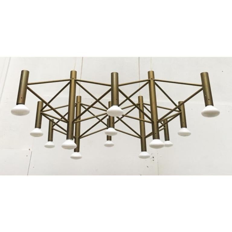 Imponente lampadario Space AGE con design in filigrana.

Un design dall'eleganza tecnica con una struttura chiaramente leggibile. Semplici cilindri sono collegati con un sottile semitrasporto da sottili puntoni a un costrutto tridimensionale. I