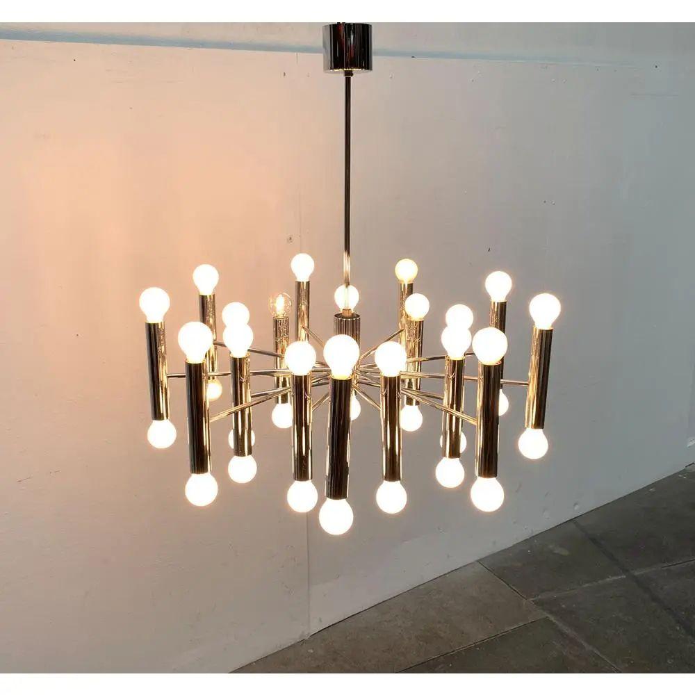 Lampadario A Space AGE del rinomato produttore Doria Leuchten.

Una fonte di luce funzionale e allo stesso tempo un imponente oggetto luminoso. Questo raro lampadario Doria convince per le sue dimensioni imponenti e per l'elevato numero di punti di
