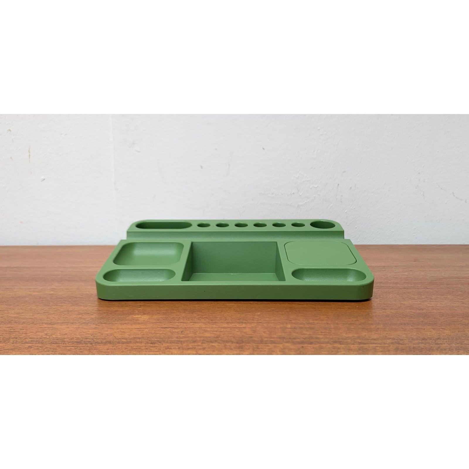 Mid-Century German Space Age Desk Utensilo, 1960er Jahre, in sehr gutem Zustand. Entworfen 1960 bis 1969.

Zusätzliche Informationen:
MATERIALIEN: Kunststoff
Farbe: Grün
Stile: Moderne Mitte des Jahrhunderts
Zeitraum: 1960s
Herkunftsland: