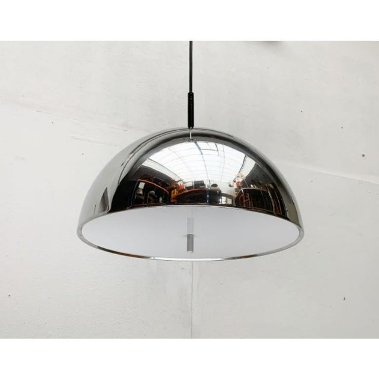 Lampada a sospensione Dome di Space AGE del noto produttore Staff Leuchten, Germania.

L'ombrello è costituito da una semplice semisfera in alluminio. La parte inferiore è completamente chiusa da un grande disco diffusore in plastica. Al centro c'è