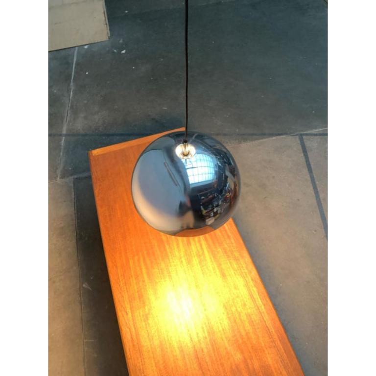 Lampade a sospensione a cupola Space AGE del noto produttore Staff Leuchten, Germania.

L'ombrello è costituito da una semplice semisfera in alluminio. La parte inferiore è completamente chiusa da un grande disco diffusore in plastica. Al centro c'è