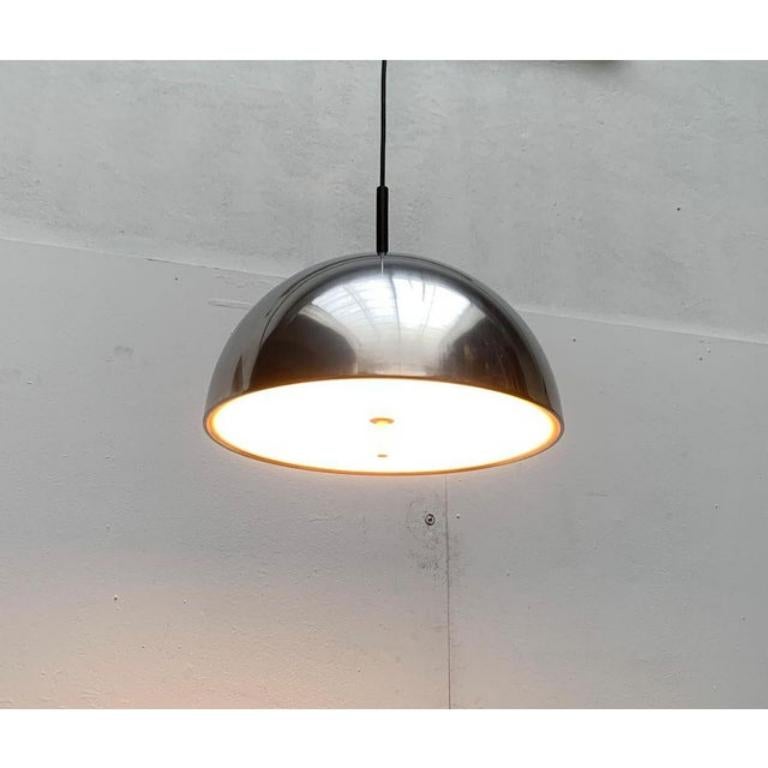 Lampada a sospensione Dome di Space AGE del noto produttore Staff Leuchten, Germania.

Il paralume è costituito da una semplice semisfera in alluminio. Il fondo è completamente chiuso da un grande disco diffusore in plastica. Al centro c'è un perno