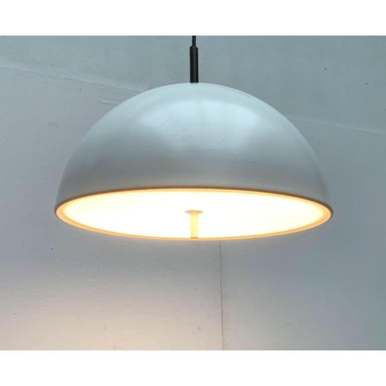 Lampada a sospensione Dome di Space AGE del noto produttore Staff Leuchten, Germania. 

Il paralume è costituito da una semplice semisfera in alluminio laccato bianco. La parte inferiore è completamente chiusa da un grande disco diffusore in