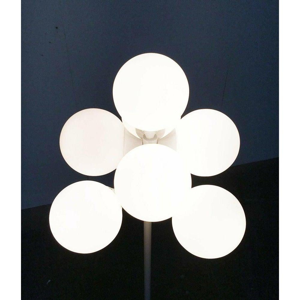 Imponente AGE Space con sfere di vetro di Kaiser shine.

Fonte di luce funzionale e allo stesso tempo oggetto luminoso nella stanza. Lo schema di colori completamente bianco fa apparire la lampada piuttosto riservata e concreta. Il corpo della
