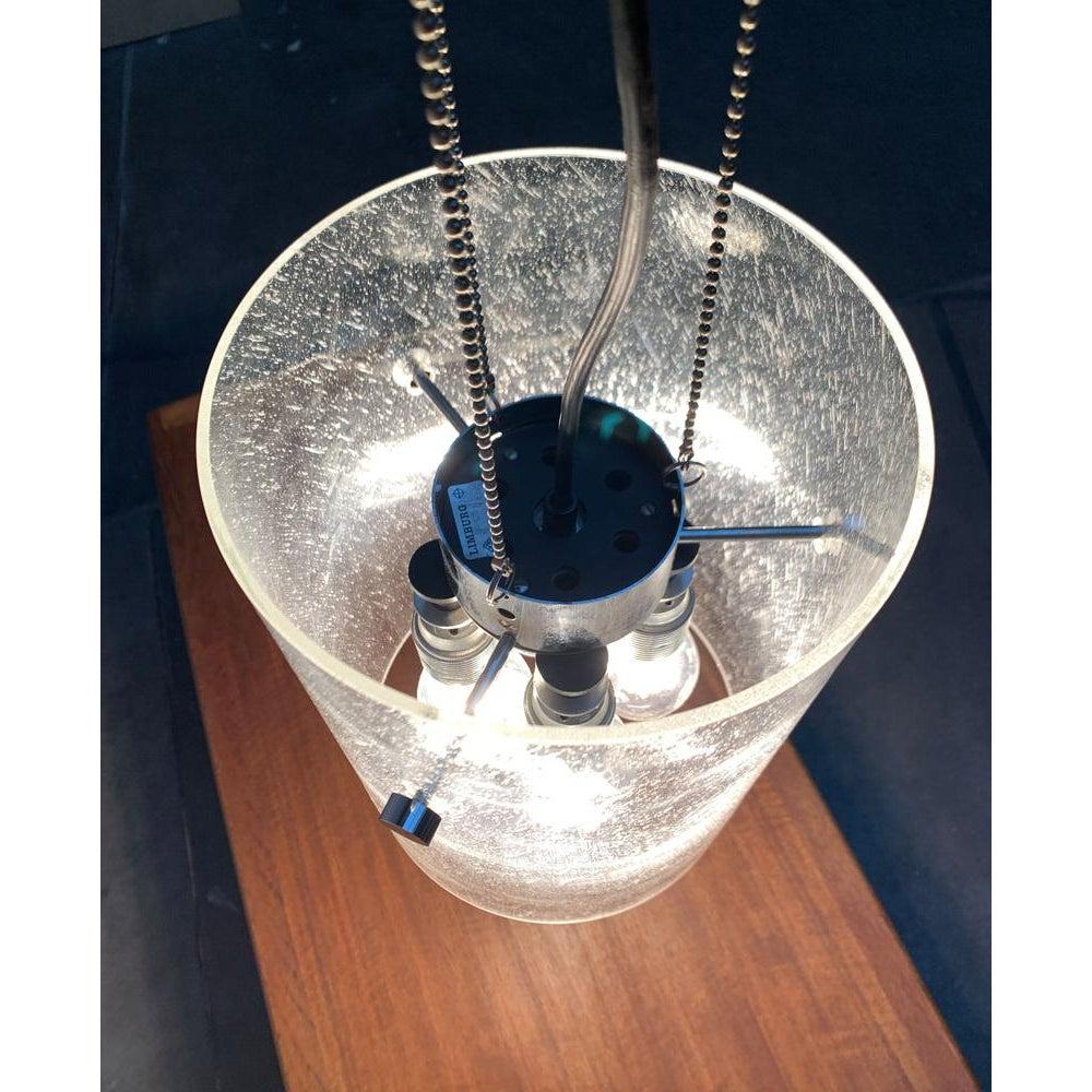 Imponente lampada a sospensione in vetro del rinomato produttore Glashütte Limburg.

Il design trae il suo effetto dal gioco della trasparenza e dalla combinazione di vetro e superfici cromate riflettenti. La lampada è composta dal nucleo centrale e
