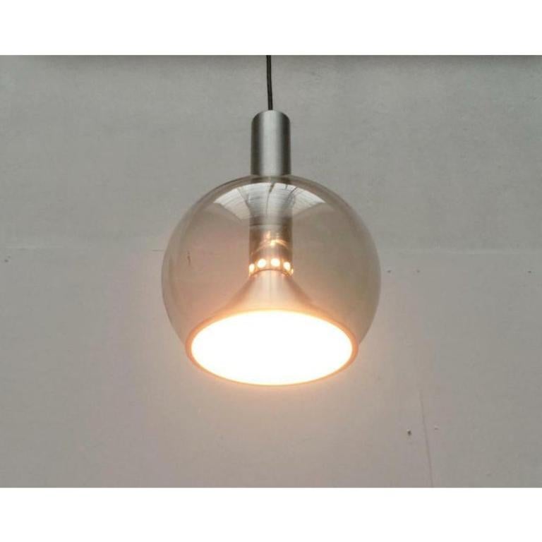Rare lampade a sospensione in vetro a globo di Erco.

Semplici ed eleganti luci di metà secolo realizzate in vetro e alluminio. Il corpo illuminante in vetro rivela la vita interiore, il riflettore simile a un imbuto e la cornice cilindrica in