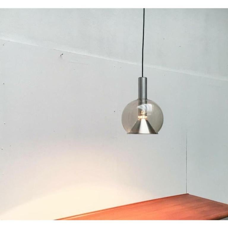 XX secolo Lampada a sospensione a globo in vetro di Erco, Germania, metà del secolo scorso, anni '60 in vendita